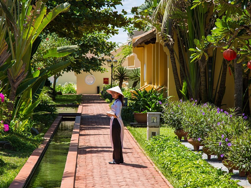 Le magnifique jardin verdoyant de l'hôtel Victoria Hoi An