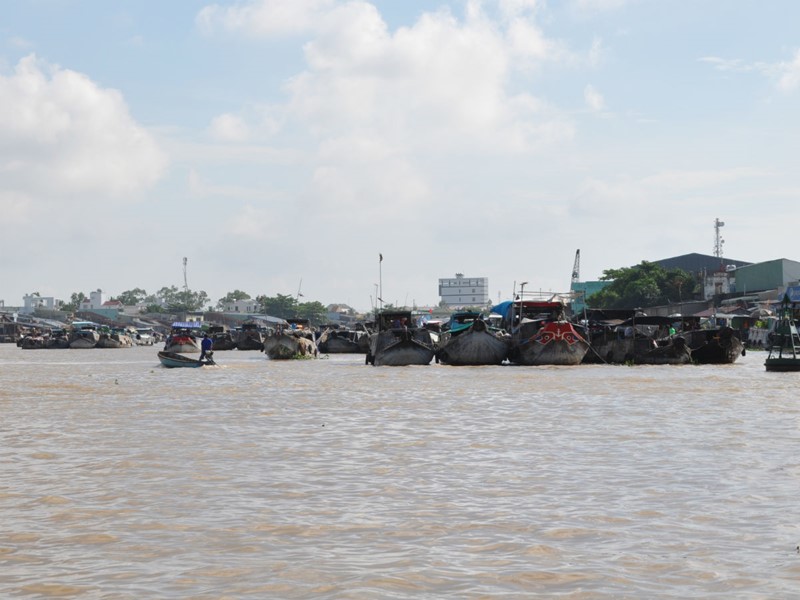 Admirez le trafic fluvial sur le Mékong