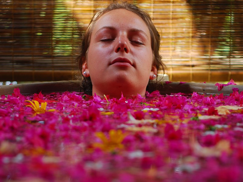 Bain de fleurs au spa du Vil Uyana au Sri Lanka