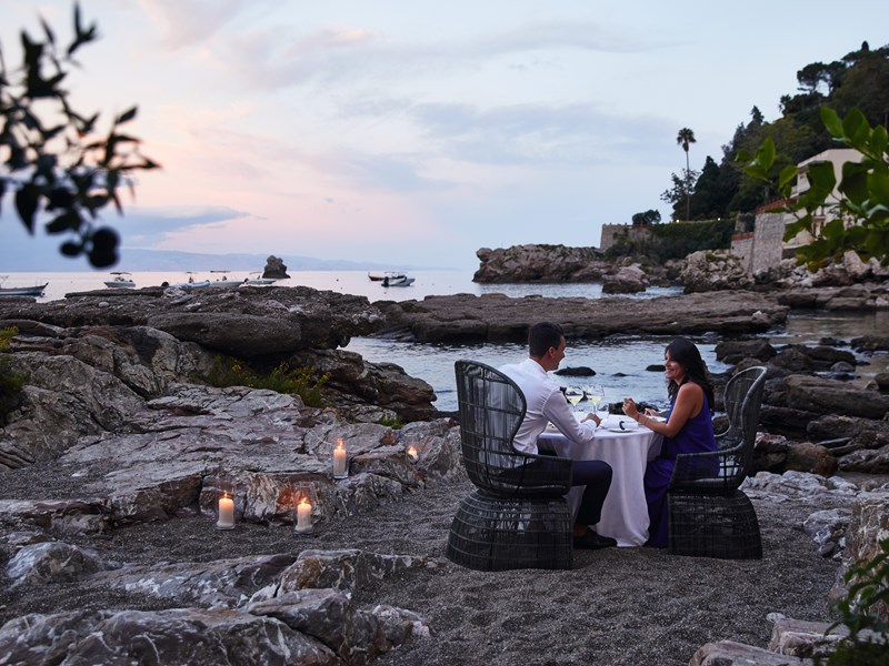 Un dîner romantique au bord de l'eau