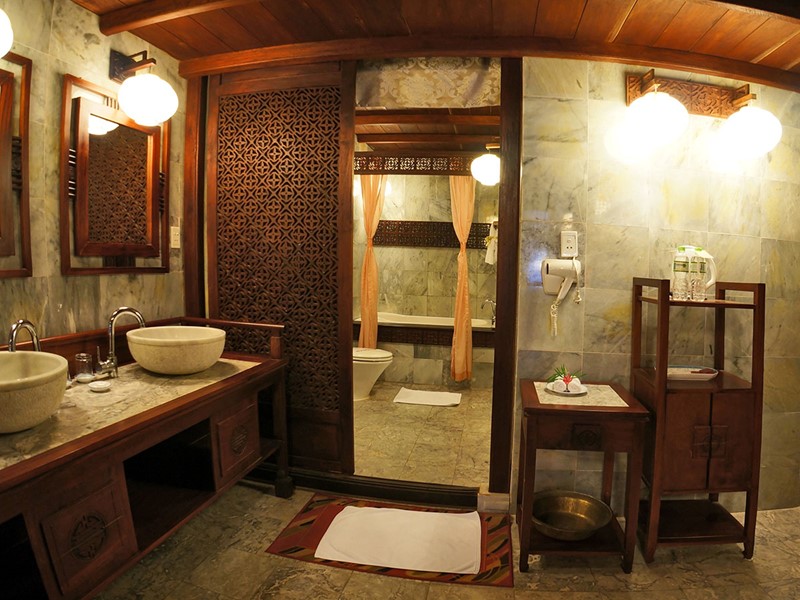 La salle de bain d'une suite du Vinh Hung 1 Heritage Hotel