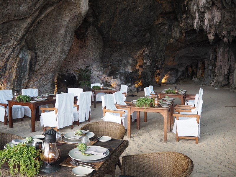 Diner dans une grotte au bord de la plage