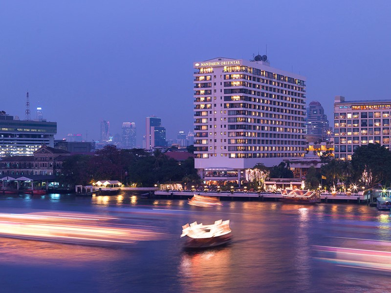 Vue du Mandarin Oriental situé sur les rives de la rivière Chao Phraya