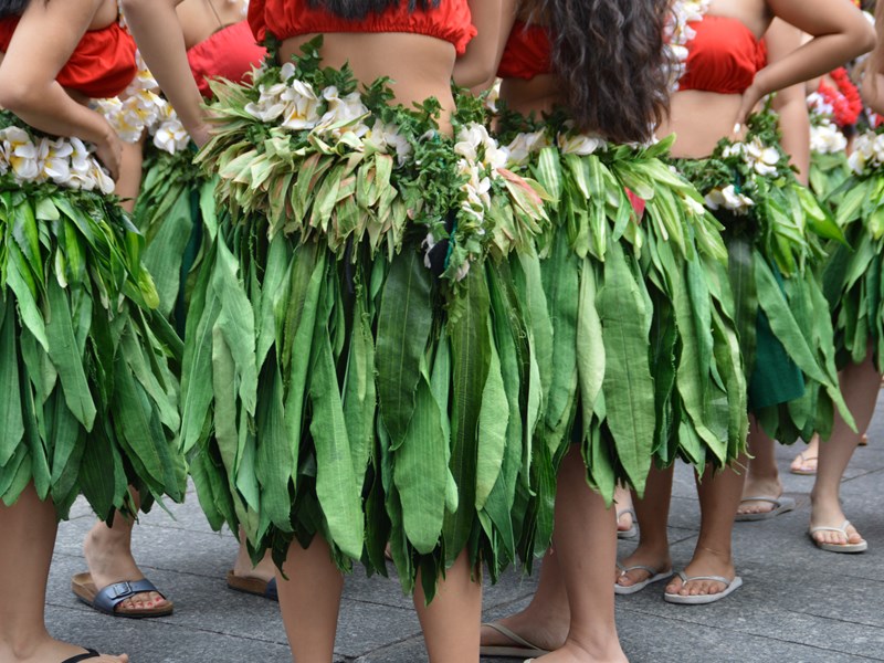 Célébration de la culture hawaïenne avec coutumes ancestrales.