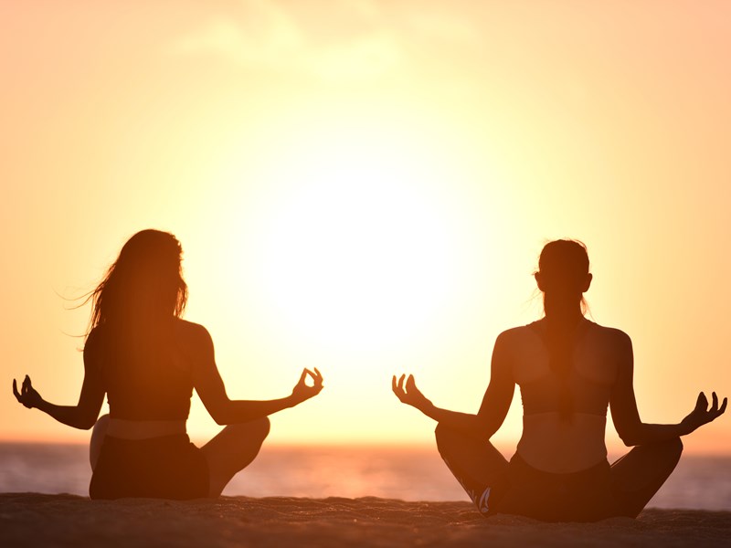 Séance de yoga au coucher du soleil