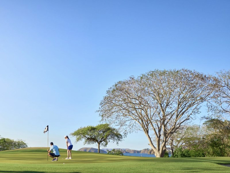 Jouez une partie de golf sur le parcours de l'hôtel