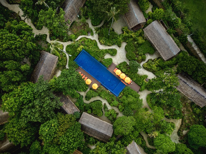 Vue aérienne de la piscine de l'hôtel