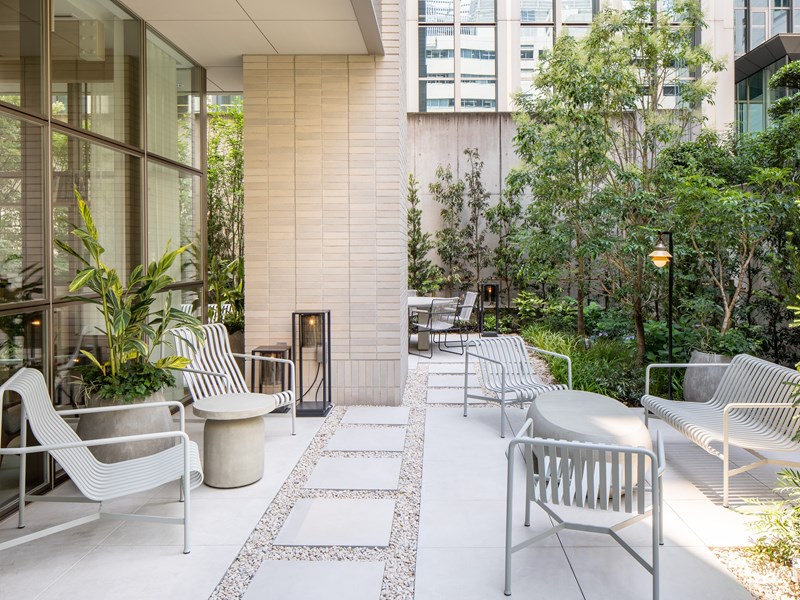 Pause en plein coeur d’Osaka, entre ville et verdure