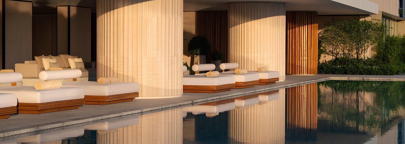 La piscine avec vue sur la ville