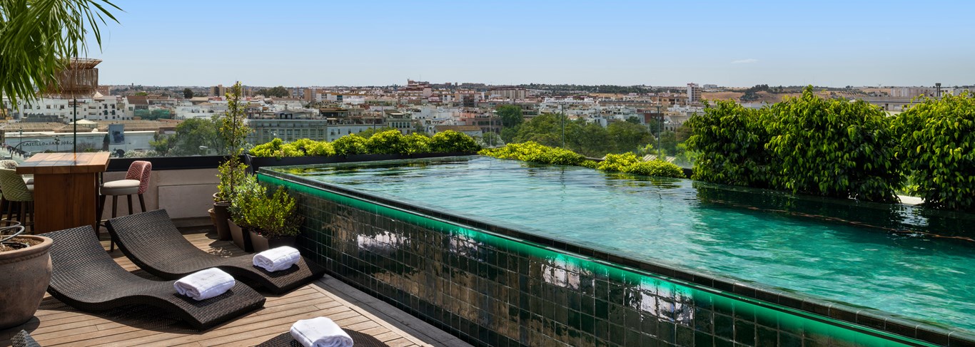 Le panorama depuis la piscine en rooftop