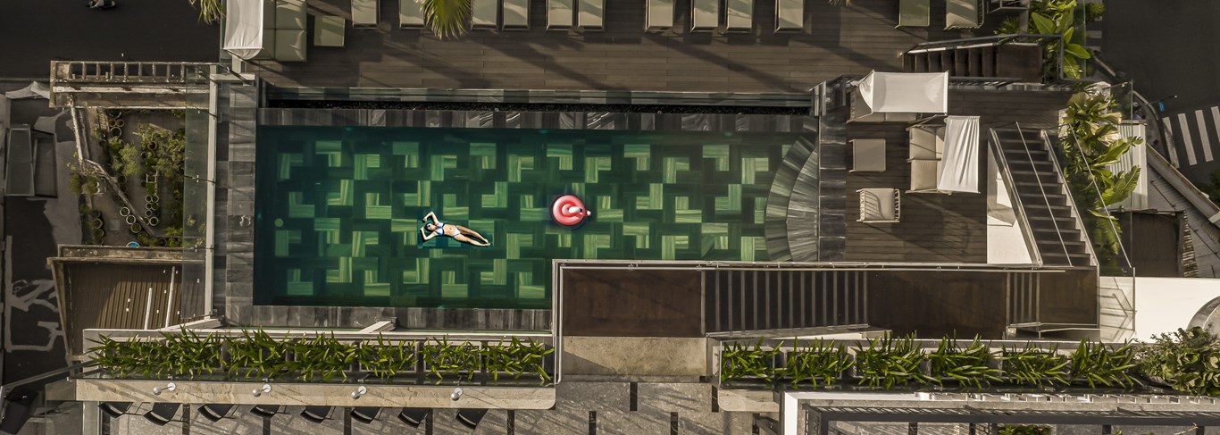Baignade sur le toit de l'hôtel