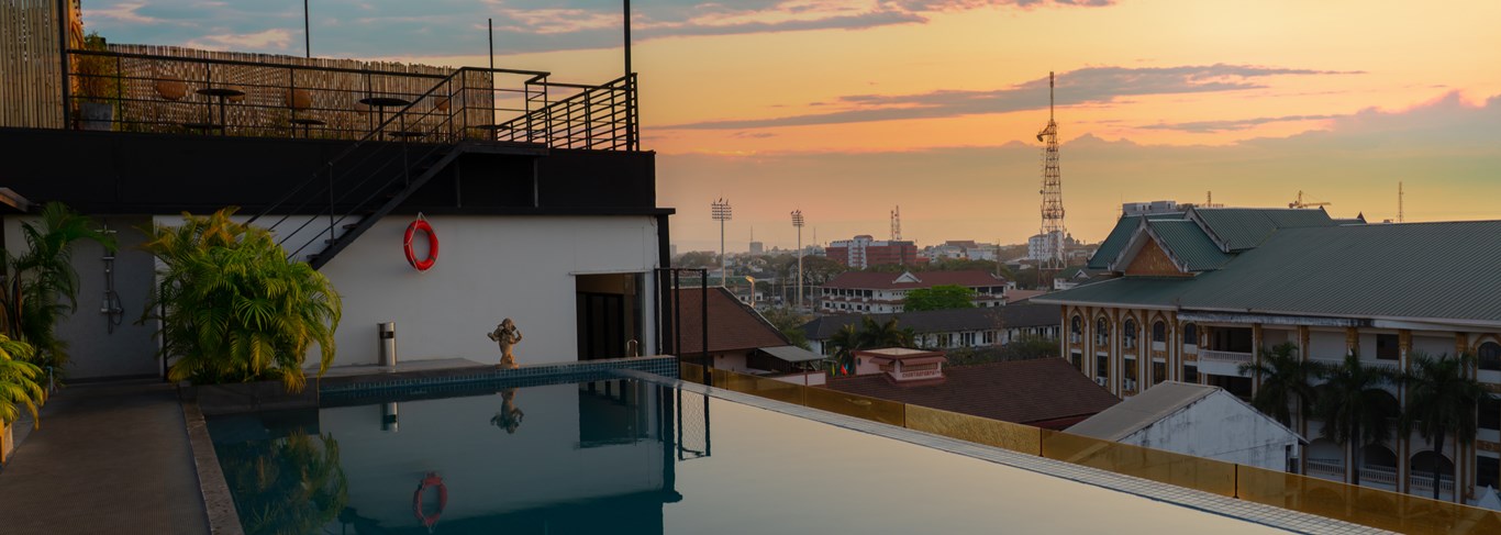 Raffraichissez-vous à la piscine et profitez de la vue sur la ville