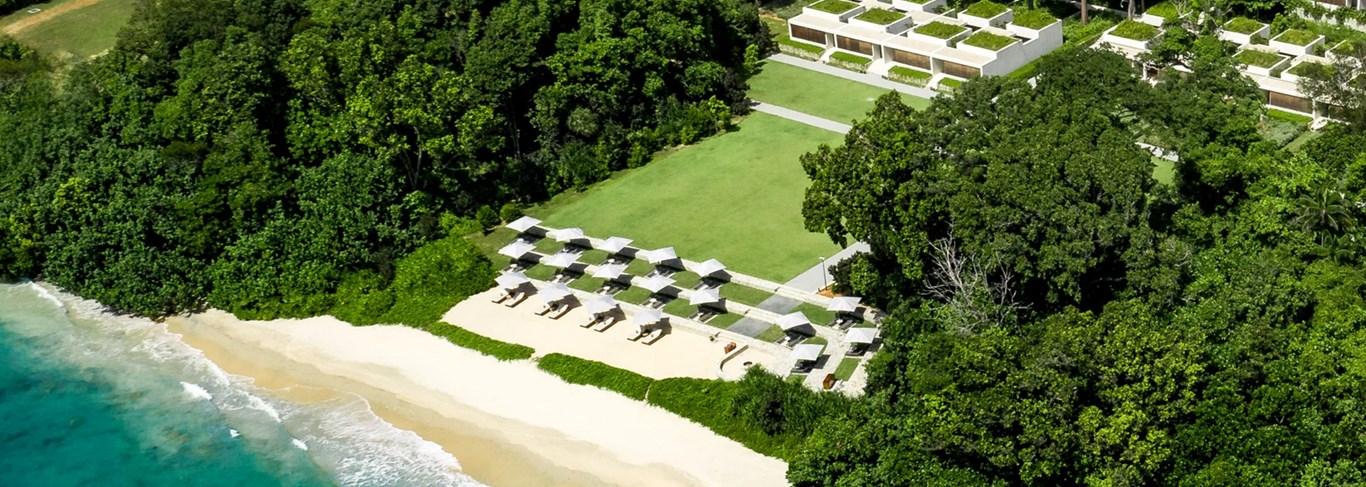 Au bord d'une plage de sable blanc