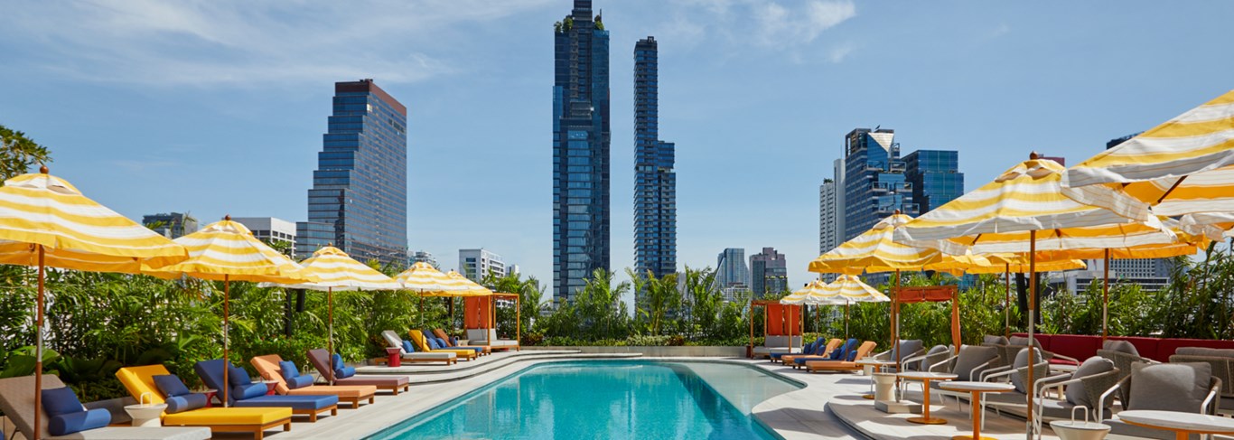 Piscine avec vue panoramique sur la ville